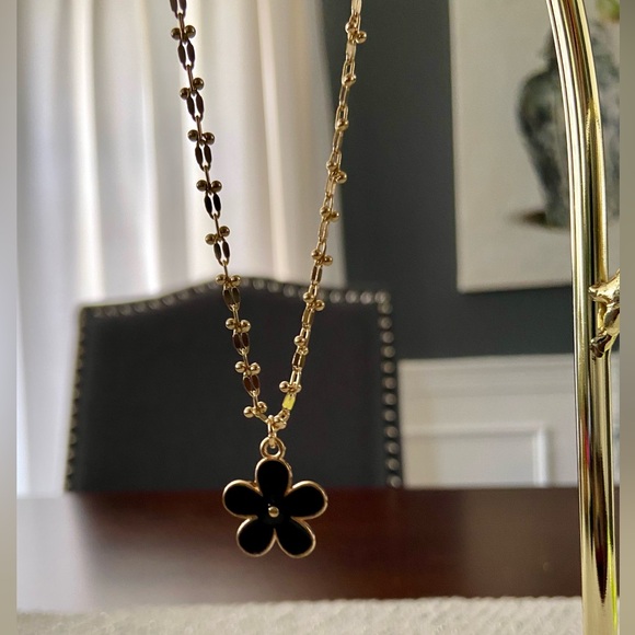 NWT! Beautiful chain necklace with black enamel flower pendant - Picture 7 of 10
